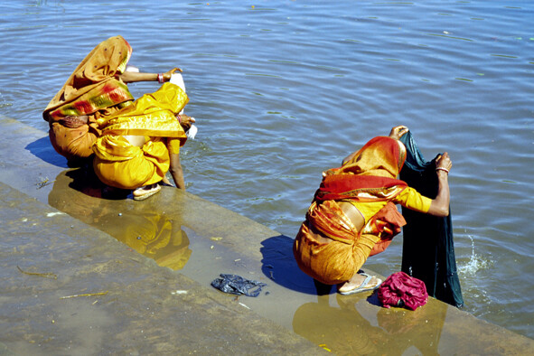 Donne lavano i panni al fiume - India - 2004