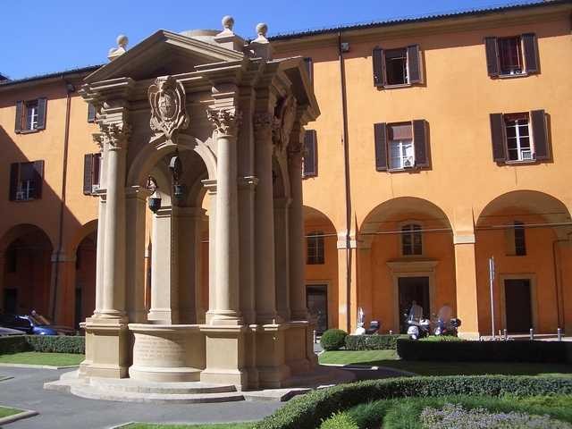 Copia del pozzo monumentale di Francesco Morandi il Terribilia anticamente al centro dell'Orto Botanico - secondo cortile di Palazzo d'Accursio