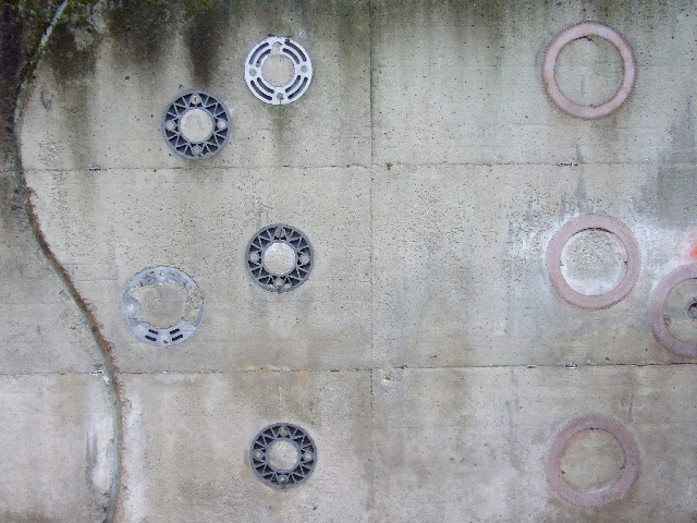 Giardino G. Fava - muro esterno con graffiti e inserti metallici