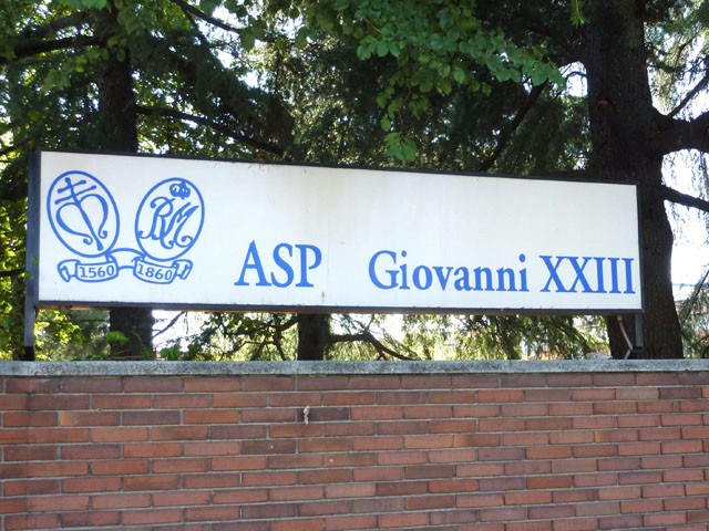 Ingresso del Centro Servizi dell'ASP Giovanni XIII - Viale Roma (BO)