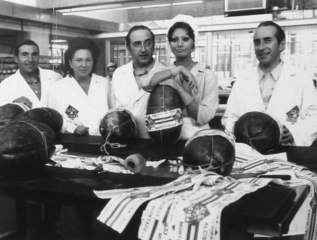 Sofia Loren e le maestranze Alcisa durante le riprese del film "La mortadella" di M. Monicelli - 1971