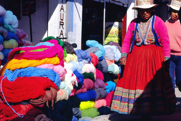 Donna quechua al mercato di Chivay - Perù - 2002