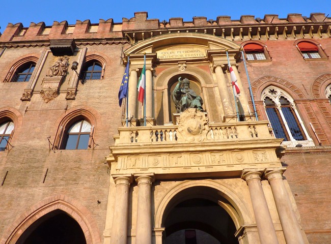 Palazzo comunale - portale d'accesso - part.