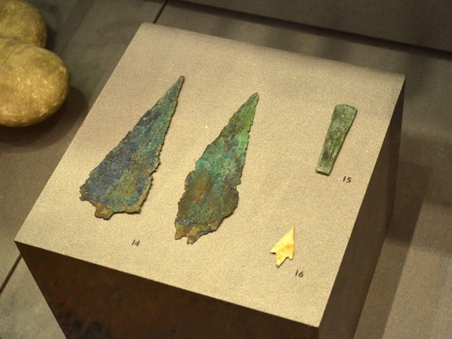 Punte di lancia e cuspidi di frecce di età Eneolitica - Aeroporto G. Marconi - Museo civico archeologico (BO) - sez. preistorica
