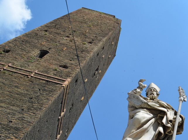 Torre Garisenda - statua di San Petronio