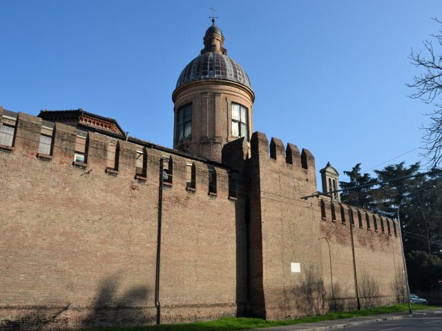 Il muro e la chiesa del Baraccano