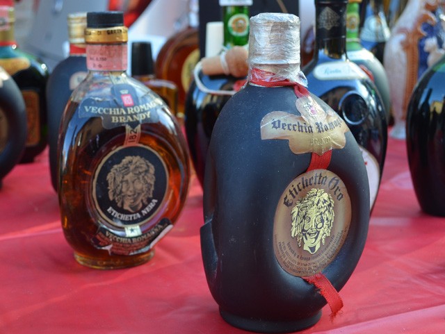 Bottiglie di Brandy Vecchia Romagna Etichetta Nera e Etichetta Oro