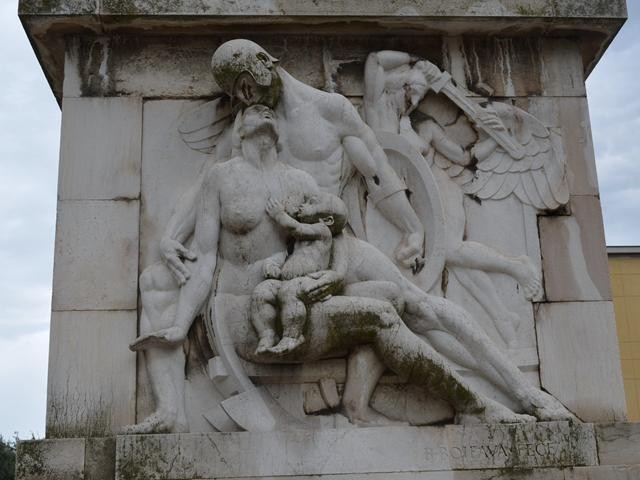 Monumento ai caduti in Piazzale della Vittoria (FO) - Bassorilievo di B. Boifava