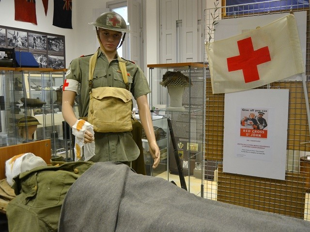 Ricostruzione di un intervento di pronto soccorso in una infermeria militare dell'esercito inglese 