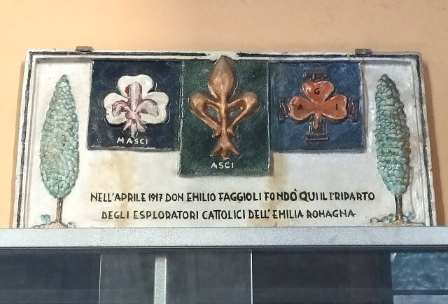 Lapide a ricordo della fondazione del 1° riparto scout a Bologna