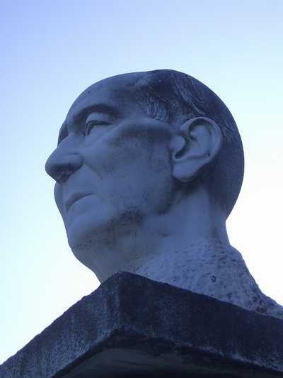 Il busto marmoreo di Marconi di fronte a Villa Griffone