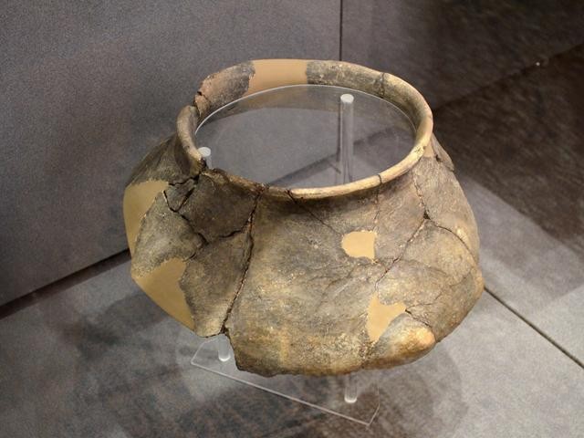 Frammento di vaso dell'Età del Bronzo ritrovato nella grotta del Farneto 