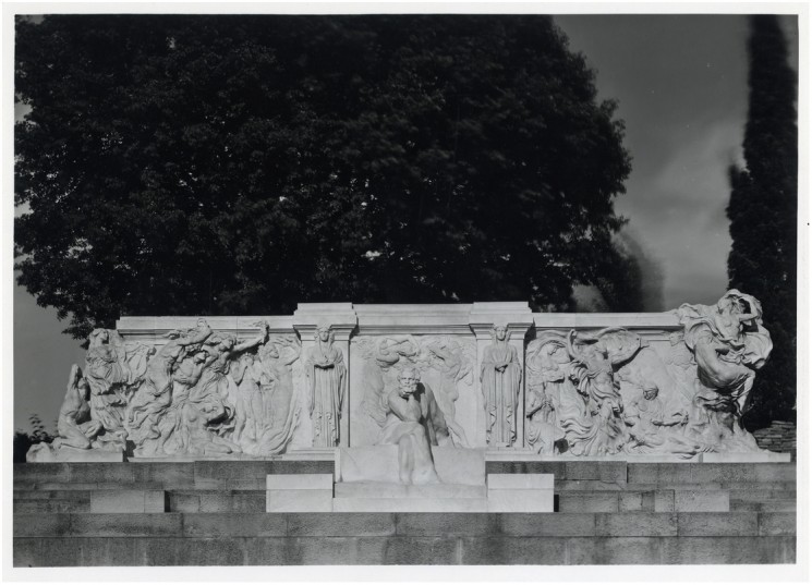 immagine di L'altorilievo dietro la statua di Carducci (Bologna, A. Villani)