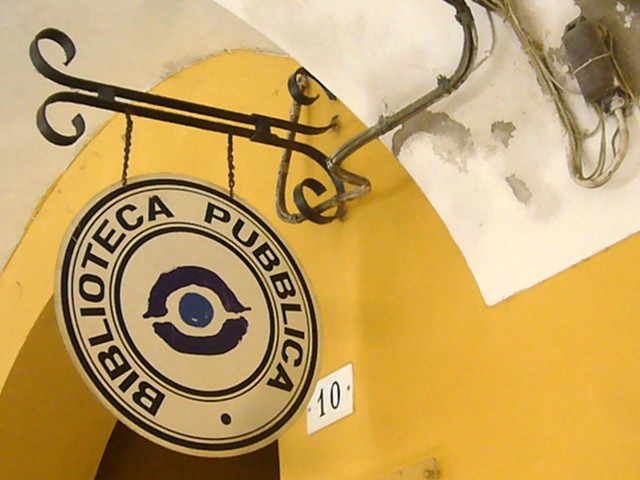 Insegna della biblioteca comunale di Pieve di Cento con il logo del Consorzio di Pubblica Lettura