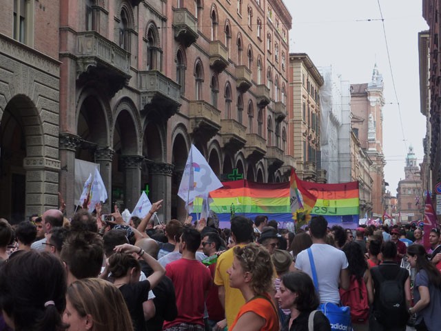 Il corteo multicolore del Bologna Pride 