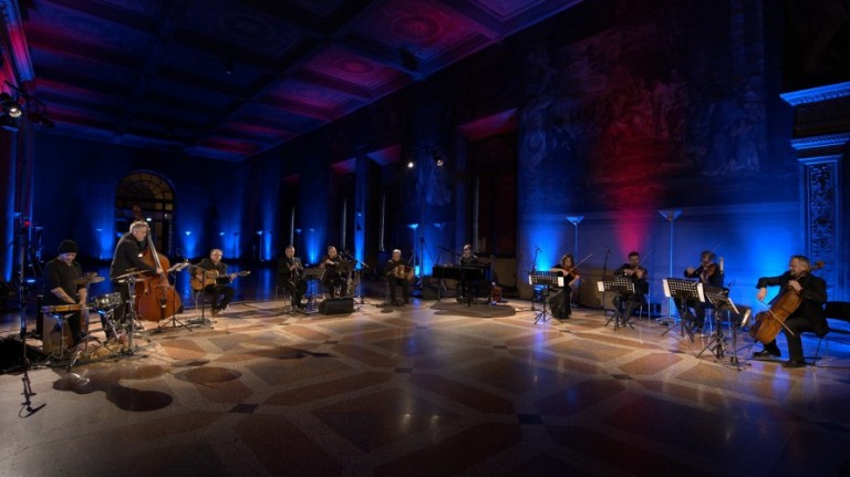 Viralissima-Capodanno_orchestra-di-Riccardo-Tesi-890x500.jpg