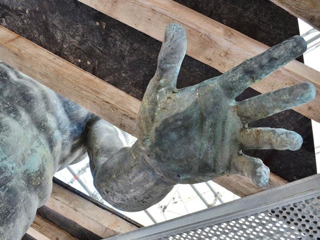La statua del Nettuno durante il restauro nel 2016 - part.