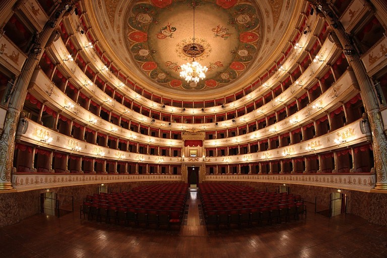 Teatro comunale Luciano Pavarotti, Modena