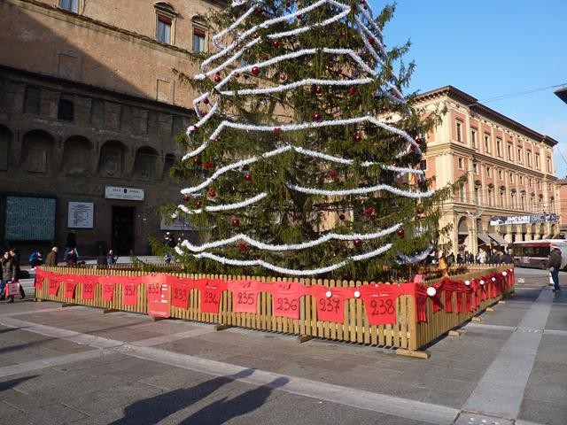 Le magliette Saeco appese al recinto dell'albero di Natale in piazza Nettuno (BO)