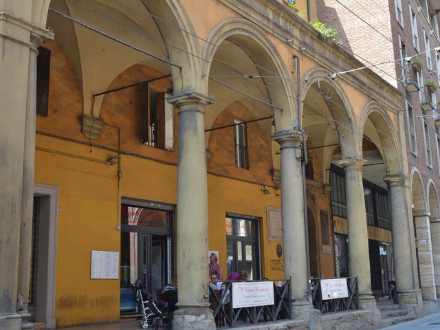 Parte del portico del Teatro del Corso 