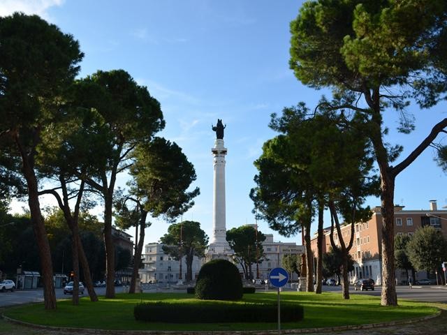 Piazzale della Vittoria (FO) con il monumento di C. Bazzani