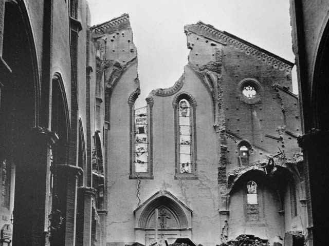 La chiesa di San Francesco dopo i bombardamenti alleati del 24 luglio e 25 settembre 1943 - Fonte: Mostra "la Fabbrica dei sogni" - Ex chiesa di San Mattia (BO) - 2014