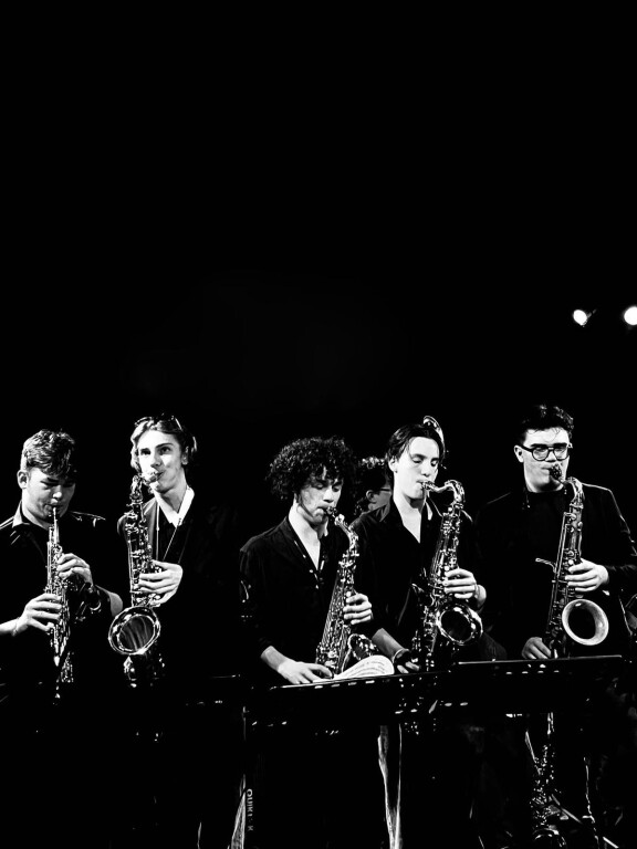 immagine di Horns and Rhythm