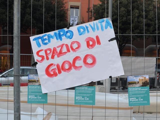 Cartello a favore della chiusura di Piazza San Francesco (BO)