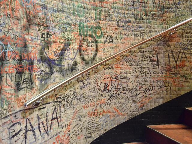 Scritte dei fan di Vasco Rossi nel bagno del Roxy Bar