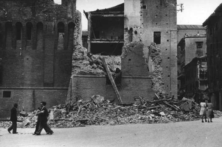 Il torrione sud-ovest del palazzo comunale distrutto dalle bombe - Foto: Istituto Parri (BO)
