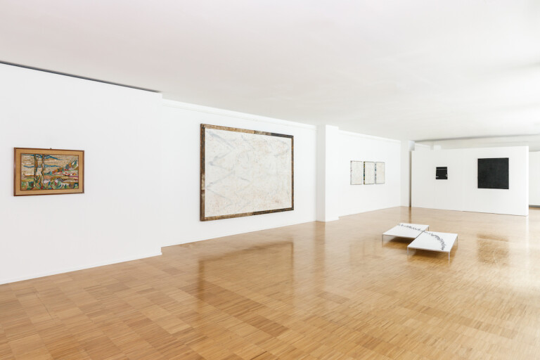 Sala d'esposizione del Museo Lercaro di Bologna. La sala è luminosa con pareti bianche, pavimento in parquet e opere d'arte contemporanea allestite