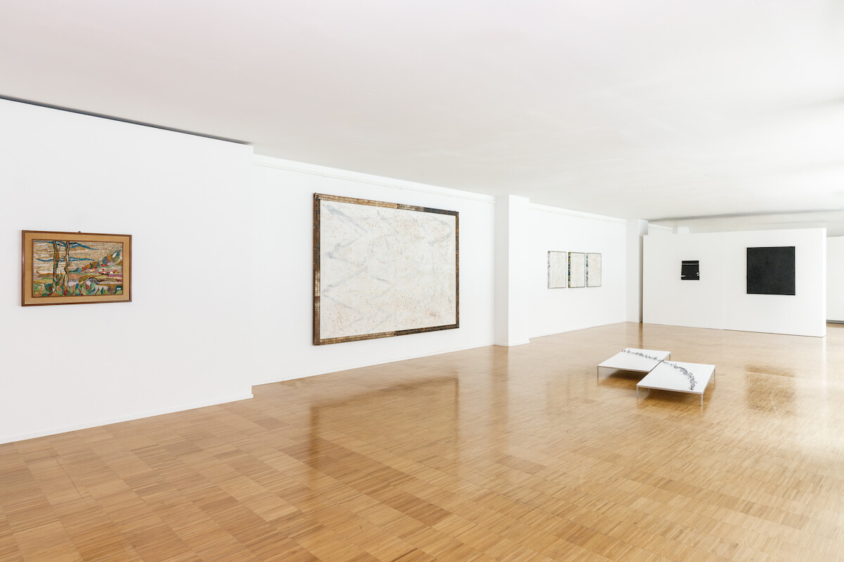 Sala d'esposizione del Museo Lercaro di Bologna. La sala è luminosa con pareti bianche, pavimento in parquet e opere d'arte contemporanea allestite