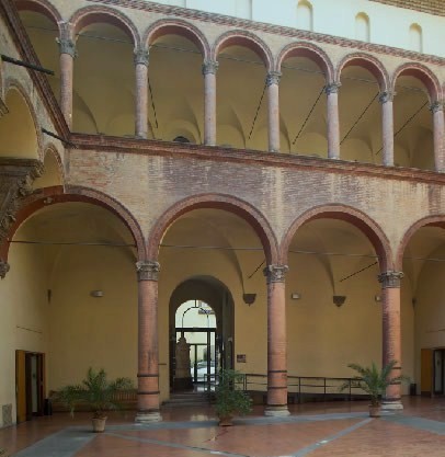 Palazzo Ghisilardi, cortile