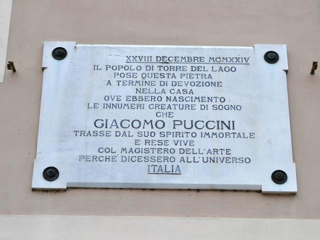 Targa sulla villa di Puccini
