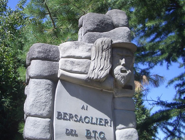Monumento ai Bersaglieri del Btg Mameli - Cimitero di Valsalva - particolare