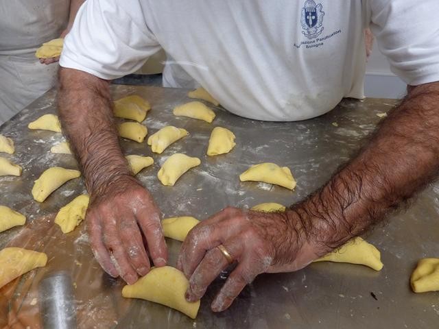 Un fornaio bolognese mentre confeziona raviole dolci ripiene di mostarda 