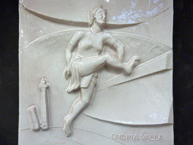 Ondina Valla ritratta in un trofeo di ceramica faentina