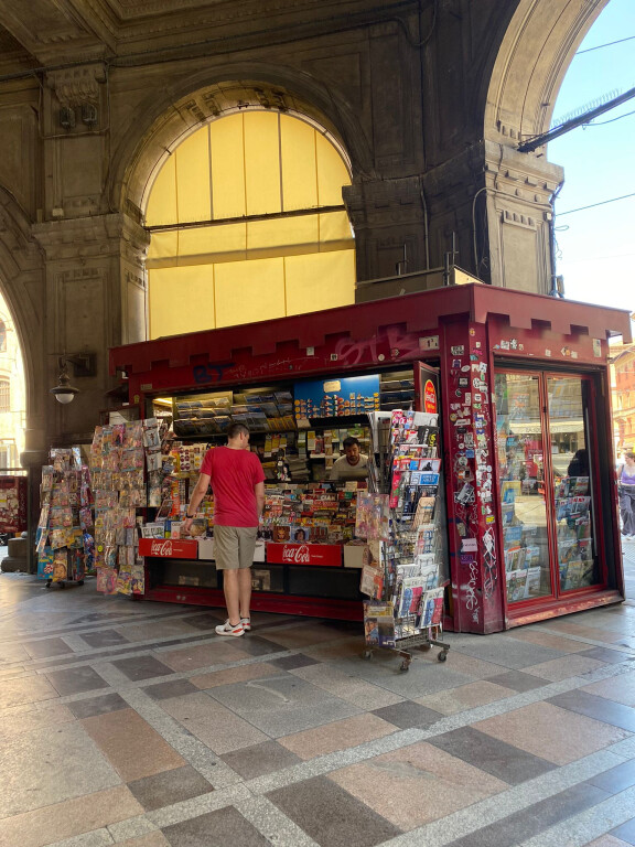 Edicola Piazza Re Enzo (1)