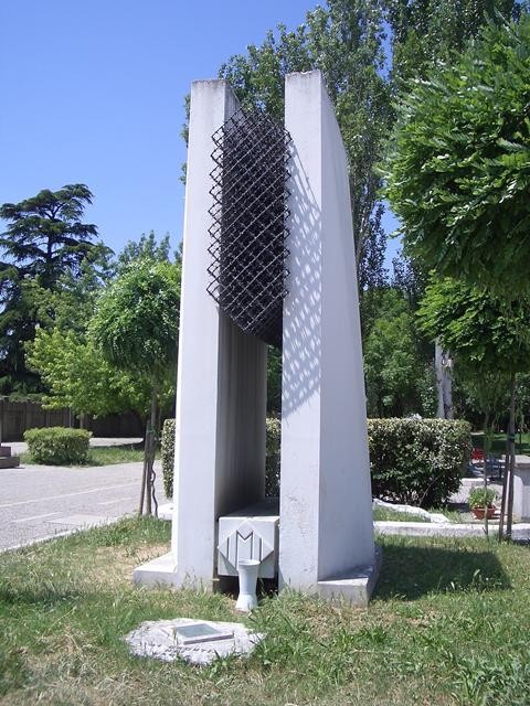 Monumento agli internati militari italiani (IMI) caduti nei lager nazisti - arch. L. Pancaldi - Cimitero della Certosa (BO)