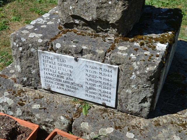 Cippo sul luogo della prima, provvisoria sepoltura delle vittime dell'eccidio di Cà Berna