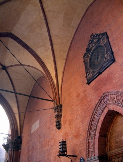 L'ingresso del Palazzo della Mercanzia 