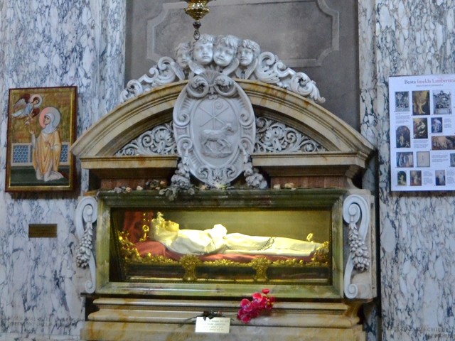 Chiesa di San Sigismondo - interno - spoglie della Beata Imelda Lambertini