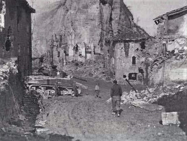 Soldati USA a Livergnano distrutta dai bombardamenti 