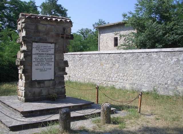 Monumento a ricordo di don Fornasini uno dei parroci trucidati a Monte Sole