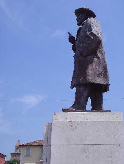 Statua di Giuseppe Massarenti nella piazza di Molinella - la base del monumento rinchiude le ceneri dell'apostolo socialista