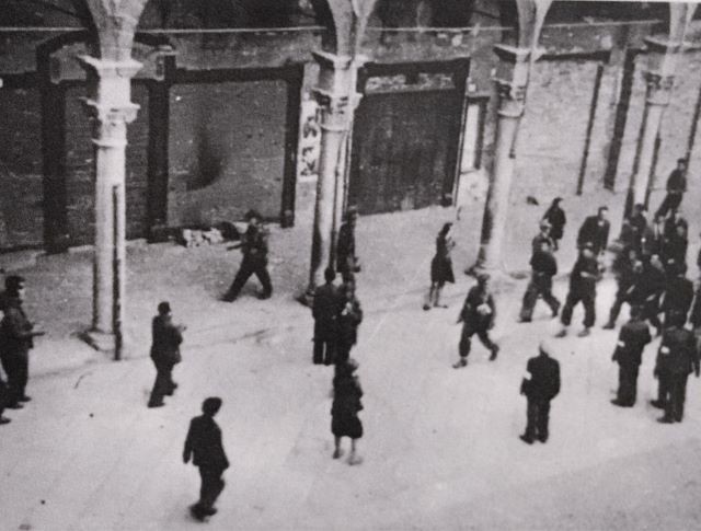 Avanguardie del 2. Corpo Polacco accolte nel centro di Imola dai partigiani