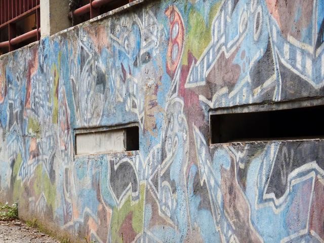 Uno dei vecchi murales all'ingresso del TPO di via Irnerio (BO)