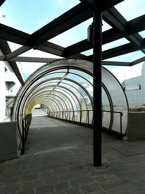 Tunnel che conduce all'ingresso del Liceo Minghetti ospitato in parte nel Padiglione 34 della Fiera di Bologna