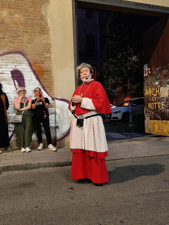 copertina di Strada facendo: una passeggiata divertente e culturale per le vie della città
