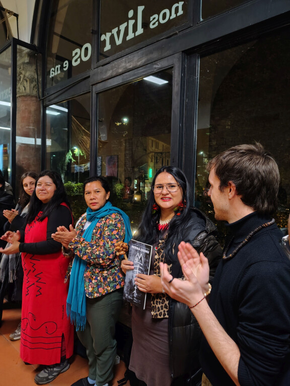 Yei yamî yonpa uurî, Wei yamî yonpa uurî   Somos parentes da árvore, somos parentes do sol   Siamo Parenti dell’Albero, siamo parenti del Sole 8